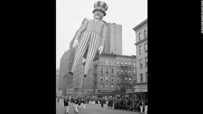 Tío Sam (1940): dos años después de esto, Macy's detuvo el desfile por primera vez. La Segunda Guerra Mundial había comenzado, y la escasez de caucho y helio generó que los globos se desinflaran y se donaran al gobierno. El desfile regresó en 1945 con un récord de 2 millones de espectadores en las calles.