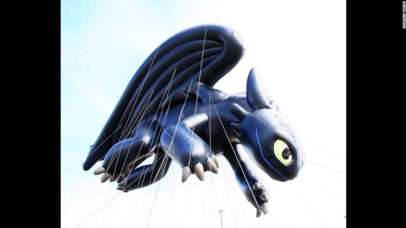 Toothless (2013): el personaje de la película "Cómo entrenar a tu dragón" hizo su debut en el desfile de 2013.