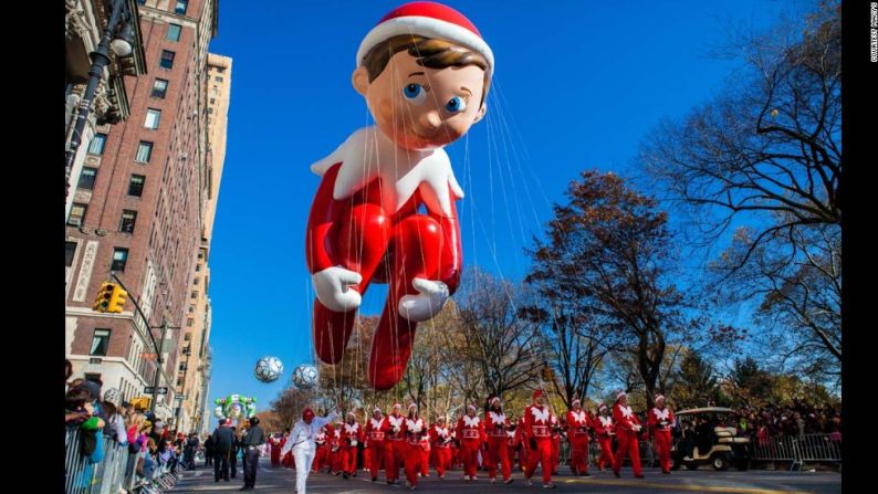 Elf on the Shelf (2012): este globo fue creado por Keith Lapinig de Queens, Nueva York, para un concurso de diseño en 2012. El público votó por su globo elfo favorito entre 85 presentaciones.