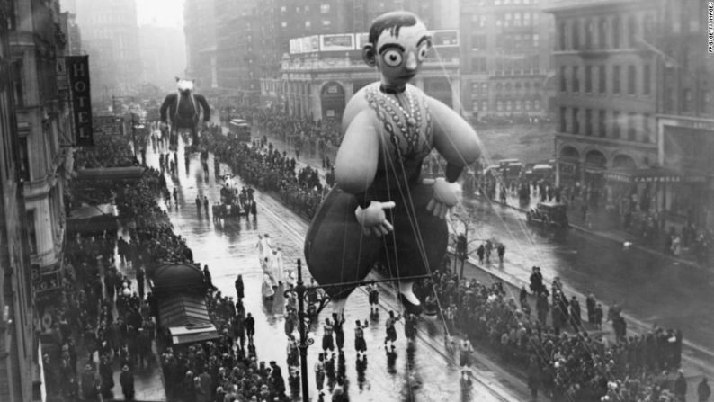 Eddie Cantor (1940): ya había alcanzado su popularidad antes de flotar por Broadway. Es conocido por ser el segundo globo en el desfile que se basa en una persona de carne y hueso (los Hermanos Marx fueron los primeros). El globo de Cantor ya no aparece en el desfile, y tampoco lo hacen otros globos basados ​​en personas reales".