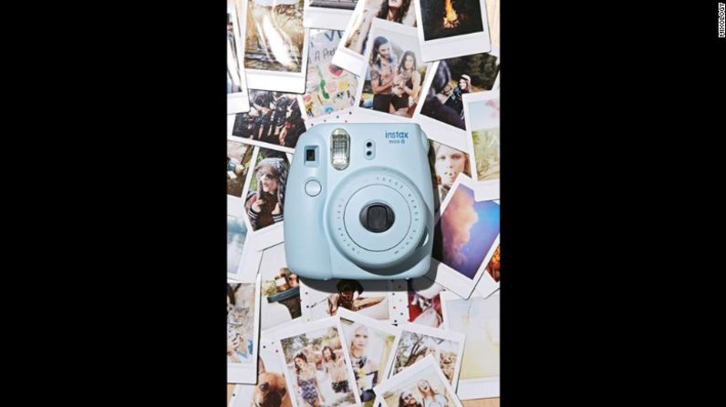 Cámara Instax Mini 8 de Fujifilm – Para el amigo que ama sacar fotos, dale una mirada a esta cámara Instax Mini 8 de Fujifilm. Es un favorito de las celebridades.