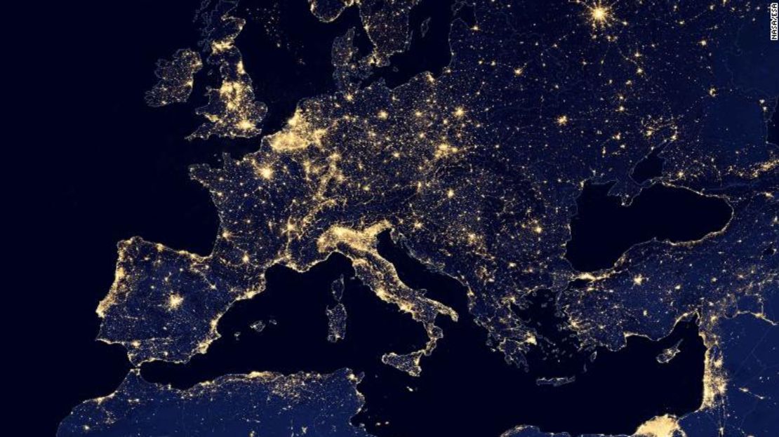 Así se veía la red de luces de Europa en 2012.