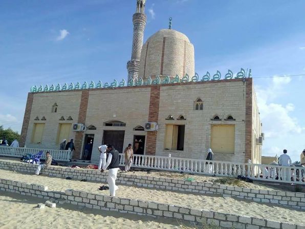 Así se ve la mezquita de Rawda a unos 40 kilómetros de la capital del Sinaí Norte El-Arish,.