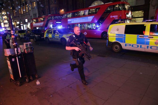 La policía camina hacia Oxford Street en el centro de Londres el 24 de noviembre de 2017. Equipos de policía armados llegaron a la zona.