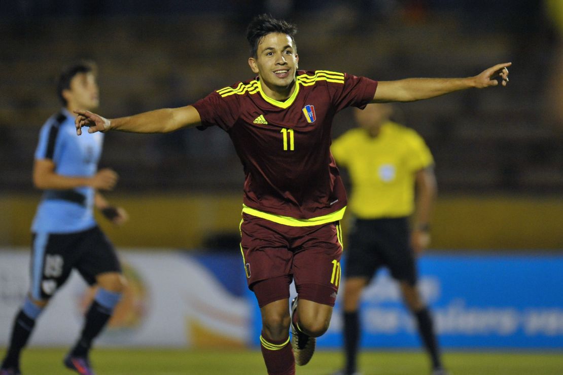 Ronaldo Chacón celebra tras anotarle un gol a Uruguay.