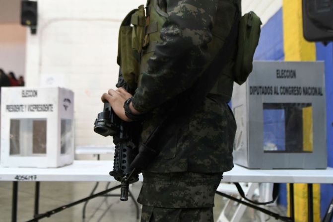 La elección estará vigilada por más de 500 observadores internacionales y más de mil nacionales. En la imagen, un soldado hondureño vigila un centro de votación.