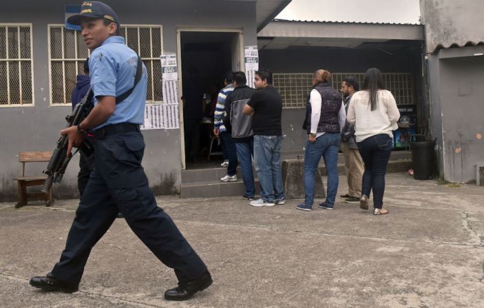 De acuerdo con el más reciente reporte del Banco Mundial, Honduras es un país con ingreso medio-bajo y con 66% de su población viviendo en pobreza. En la imagen, un centro de votación en Tegucigalpa, la capital.