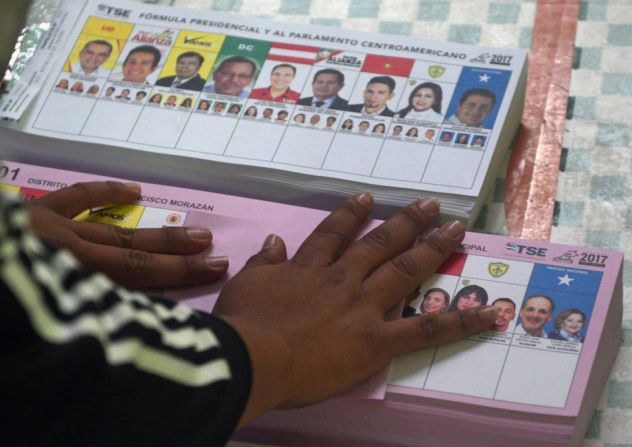 En el organismo electoral aseguran que esa inscripción no indica que el proceso vaya a estar viciado. En la imagen, boletas de votación para los comicios en Honduras.