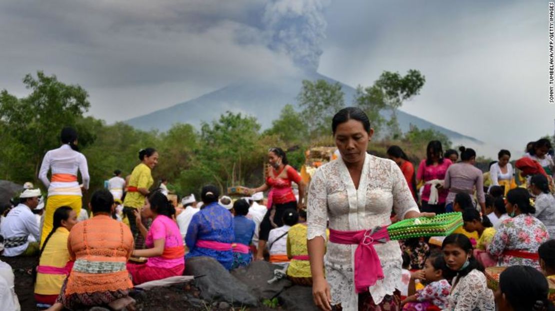 Un grupo hindú en Bali reza con la esperanza de evitar una nueva erupción del volcán.