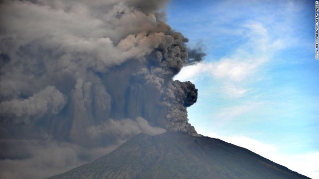 Vista general del volcán Agung en Indonesia al momento de hacer erupción.