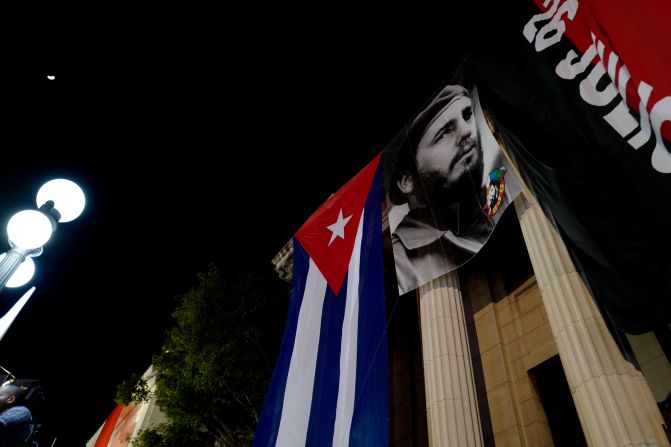 Un cartel gigante de Castro cuelga de un edificio en la Universidad de La Habana para conmemorar la muerte del líder.