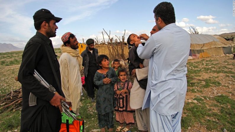 Los programas de vacunación han dejado al polio al borde de la extinción, pero aún hay casos de esta enfermedad en Afganistán y Pakistán.