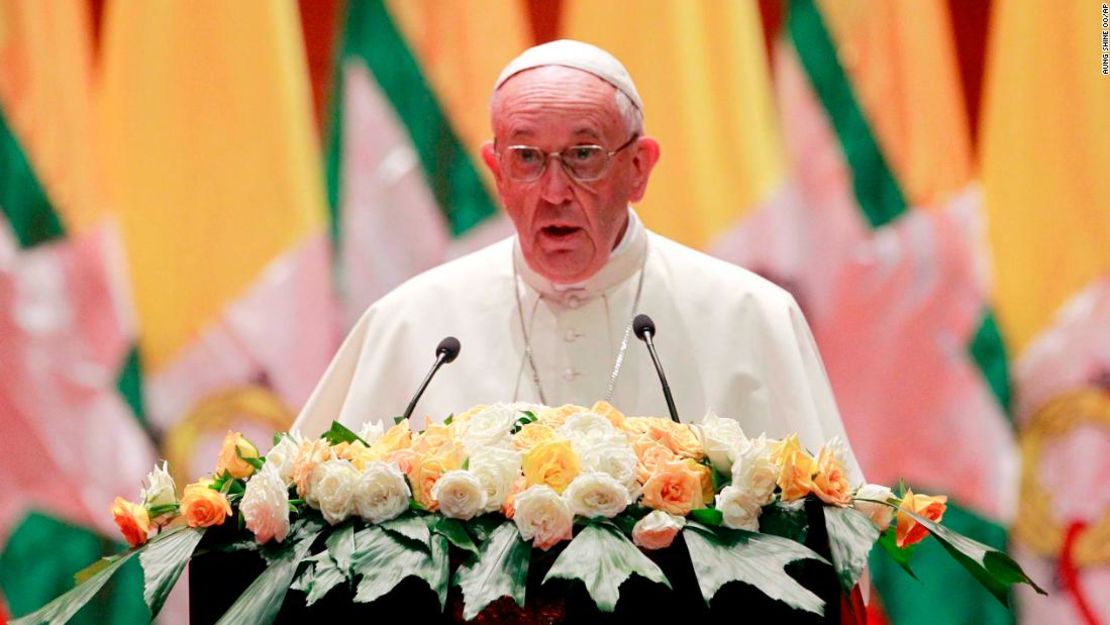 El Papa Francisco pronunció un discurso en una encuentro con funcionarios del Gobierno de Myanmar y devotos católicos en el Centro Internacional de Convenciones de Myanmar, en Naypyitaw.