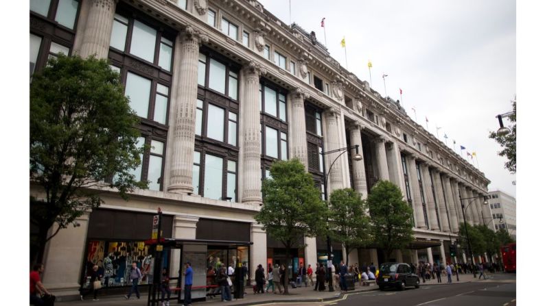 Peatones caminan frente a Selfridges & Co. en Oxford Street en el centro de Londres. La popular tienda por departamentos es uno de los muchos lugares en Londres donde se grabó la comedia romántica 'Realmente amor' durante la temporada de Navidad.