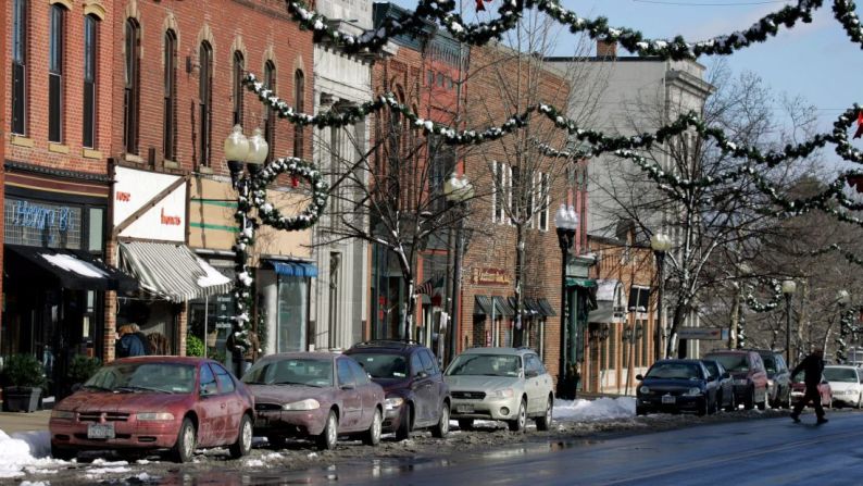 La pintoresca Seneca Falls se encuentra en la región de Finger Lakes en Nueva York, entre Rochester y Syracuse. Además de haber sido fuente de inspiración para el querido clásico de Navidad, también fue el lugar de la primera Convención de Derechos de la Mujer en 1848.