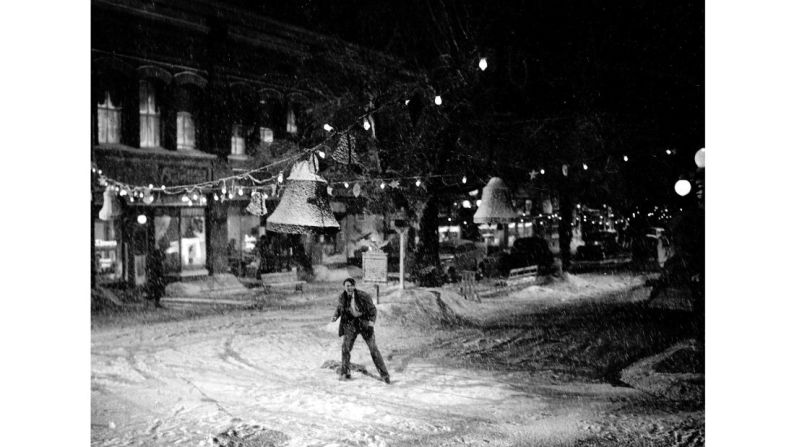 George Bailey (interpretado por Jimmy Stewart) camina por las calles de Bedford Balls en la película de 1946 ‘¡Que bello es vivir!’. Aunque las escenas fueron grabadas en un estudio, hay un pueblo en Nueva York que sirvió como inspiración para la película.