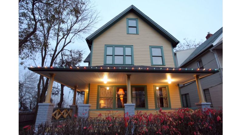 Una lámpara con forma de pierna brilla en la casa de ‘Una historia de Navidad’ (1983) en el vecindario de Tremont a pocos minutos del centro de Cleveland, Ohio. La casa amarilla y verde fue el hogar en la ficción de la familia Parker. Fue restaurada y recibe cientos de turistas cada año.