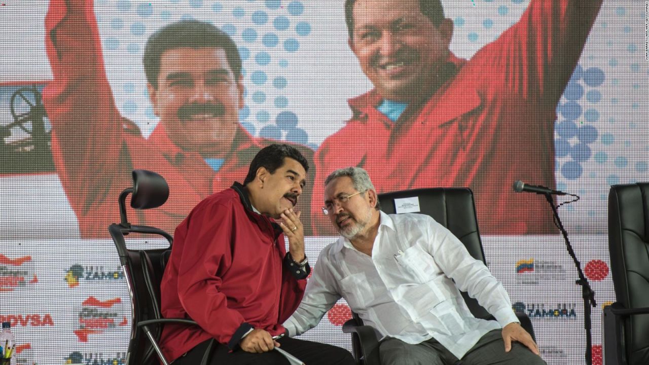 CNNE 470943 - venezuelan president nicolas maduro (l) and oil and mining minister nelson martinez