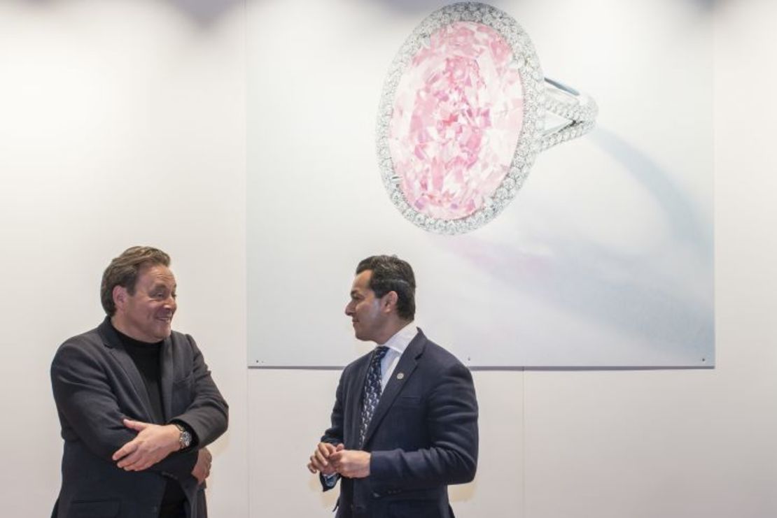 Stephen Silver, director ejecutivo de "Stephen Silver Fine Jewelry", a la izquierda, habla con el subastador Rahul Kadakia en las oficinas de Christie's en Hong Kong.