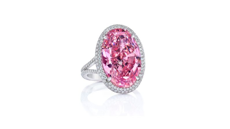 Conocida como "La Promesa Rosada", esta joya ovalada –incrustada en un anillo de platino–, conquistó el segundo precio por quilate más alto que jamás se haya pagado por un diamante rosado.