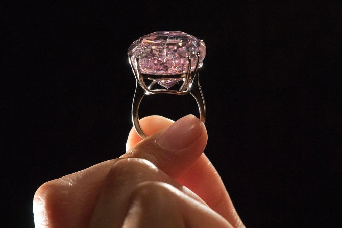 El récord del diamante rosado más caro del mundo lo tiene esta pieza, conocida como "Estrella Rosada", vendida por poco más de 71 millones de dólares.