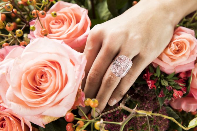 El diamante "Raj Pink" de 37,30 quilates fue subastado por Sotheby's el 15 de noviembre en Ginebra.