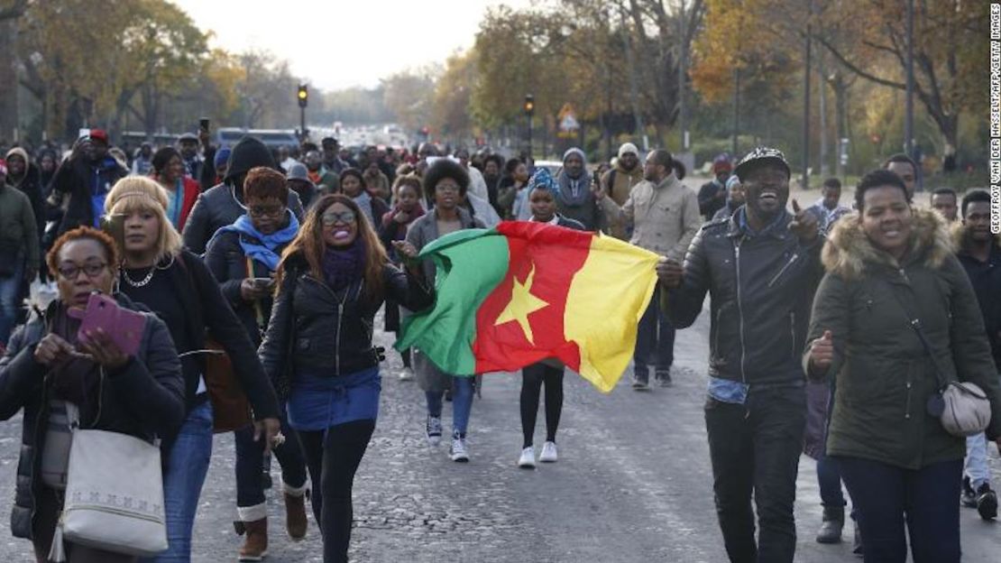 “Queda claro ahora que la esclavitud es una realidad innegable en Libia. Las subastas son reminiscencias de uno de los capítulos más oscuros de la historia de la humanidad, donde millones de africanos fueron desarraigados, esclavizados, son víctimas de trata y subastados al mejor postor”, se lee en la misiva. El comercio de esclavos llamó la atención de las Naciones Unidas luego de que reporteros encubiertos de CNN presenciaran una subasta de una docena de hombres a las afueras de Trípoli, capital de Libia.  Muchos de los hombres que fueron comprados son inmigrantes, como Victory, un hombre de 21 años que huyó de Nigeria y gastó los ahorros de toda su vida con la esperanza de llegar a Europa. Llegó hasta Libia cuando se quedó sin dinero, según le dijo a CNN, y traficantes de personas lo vendieron como jornalero para obtener una ganancia. Victory fue vendido como esclavo varias veces; los traficantes también le pidieron a su familia pagos de rescate antes de que lo liberaran. LEE: En el mundo hay 40 millones de esclavos, según nuevo informe El reporte de CNN ha causado una dura reacción tanto en África como en Europa, llevando a protestas frente a la embajada libia en París y llamados a una investigación más profunda. El secretario general de la ONU António Guterres dijo que estaba horrorizado por los reportes y agregó que deben ser contados como crímenes contra la humanidad. Un grupo de personas llevan una bandera de Camerún en una marcha contra la esclavitud en Libia que se realizó en París el 18 de noviembre de 2017.  Este jueves, el panel de la ONU hizo un llamado a la comunidad internacional, en particular a la Unión Europea y los países europeos, para que aborden la cuestión, diciendo que las actuales políticas causan un “comercio peligroso” porque impiden un rito seguro del paso de inmigrantes y refugiados. “El gobierno y la comunidad internacional, particularmente la Unión Europea, que es el destino de la mayoría de los inmigrantes, deben tomar una acción inmediata y decisiva para asegurar que este crimen no continúe. También deben priorizar la liberación de todas estas personas que han sido esclavizadas. La esclavitud es una forma extrema de discriminación racial”, agregó el panel. “Es una tendencia peligrosa que los estados europeos transfieran la responsabilidad por los inmigrantes a los países africanos en vez de crear canales regulares, seguros y accesibles para ellos”, dijo el panel. “Cualquier acuerdo alcanzado con las autoridades libias necesita estar acorde con los estándares de derechos humanos internacionales”. El panel agregó que los estados europeos pueden “ser responsables de cualquier violación de derechos humanos a la que estén sujetos los migrantes".