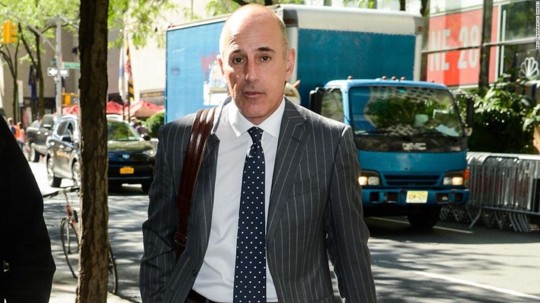 Matt Lauer fue presentador del Today Show de NBC desde la década de los 90. Su ausencia tal vez afectará a uno de los programas más importantes de la televisión de EE.UU.Un nuevo choque en un paisaje cambiante Para Geist y Guthrie, la repentina, inesperada e indudablemente irreversible caída de Lauer fue casi como una muerte en la familia: una pérdida sorpresiva y discordante, un cambio en la dinámica de esa familia de la televisión; su ausencia será instantáneamente visible. Y no solo en Today y en el horario de la mañana. Lauer estaba programado para ser el copresentador en el especial ‘Navidad en el Rockefeller Center', el miércoles por la noche en el horario estelar y hubiera sido una de las caras más prominentes de NBC en el cubrimiento de los Olímpicos de Invierno de 2018 en febrero en PyeongChang. LEE: Matt Lauer se pronuncia tras denuncia de conducta sexual inapropiada: "No hay palabras para expresar mi arrepentimiento" Lauer, de 59 años, se unió a ‘Today’ como redactor de noticias en 1994 y fue promovido como copresentador tres años después, tras el retiro de Bryant Gumbel. Fue una transición ordenada y sin problemas en ese momento, y Lauer se unió a la copresentadora Katie Couric, quien trabajó hasta 2006. Juntos, Couric y Lauer, eran el duo de presentadores más populares de la historia de ese programa. Después, Lauer estuvo junto a Meredith Vieira (2006-2011), Ann Curry (2011-2012) y, hasta el miércoles, Savannah Guthrie (que empezó en 2012). ‘Good Morning America’ de ABC ahora lidera la audiencia y el Today show está en segundo lugar; pero el bloque de cuatro horas de NBC genera más publicidad y ganancias que cualquier otro programa de la mañana: más de 500 millones de dólares el año pasado, comprado con los cerca de 400 millones de dólares de Good Morning America. Y este año, como el año pasado, Today ocupó el primer lugar en el grupo demográfico de los 25 a los 54 años, mientras que las pruebas internas de NBC acreditan a Lauer como la razón principal por la que los espectadores, especialmente las mujeres, sintonizan el Today. Mañana, quién sabe. La incertidumbre que enfrenta el Today show no es más que un microcosmos del paisaje cambiante de estos días. ¿Cómo vamos a evaluar y responder a estos reclamos y revelaciones exponencialmente crecientes de abuso sexual?  ¿Cómo lo tomarán los televidentes? Hace dos semanas en su serie de Hulu ‘I Love You, America’, Sarah Silverman abrió su programa haciéndose una pregunta similar sobre su amigo cercano y comediante Louis C.K., quien fue acusado de comportamiento sexual inapropiado: ¿Puedes amar a alguien que hizo cosas malas?”, dijo ella. Las acusaciones, confesiones, negaciones e investigaciones no son tanto un tsunami, que golpea todo a la vez con una fuerza inesperada y produce resultados devastadores, sino más bien una marea en constante aumento, y cada nueva revelación gana fuerza y contexto de aquellos que lo preceden y lo siguen. LEE: Cuando los hombres usan la masturbación para acosar a las mujeres No todas las acusaciones son iguales, o deberían ser tratadas de esa manera, pero cada vez más las voces de aquellos que vienen a contar historias de abuso de poder, sexo y ambos, reciben más crédito. En política, las reacciones de los acusados van desde negación total (el presidente Donald Trump y el candidato al senado Roy moore) a disculpas vergonzosas (senador Al Franken) y varían ampliamente. Pero en el negocio del entretenimiento y de los medios de comunicación, hasta ahora, las repercusiones y los juicios han sido más rápidos y severos. Harvey Weinstein, que negó las acusaciones, ha sido condenado al ostracismo; Kevin Spacey (que se disculpó y dijo que no recuerda los hechos de los que se le acusa) fue eliminado de su más reciente película, y a Louis C.K. le sacaron su última película del mercado. En televisión, Lauer fue despedido instantáneamente luego de la investigación —que los ejecutivos de NBC encontraron claramente creíble— de lo que puede ser una sola queja, y es el segundo presentador de un programa de la mañana en ser despedido este mes por conducta sexual inapropiada en el lugar de trabajo, después de Charlie Rose de ‘CBS This Morning’, que también perdió su trabajo en PBS y en '60 Minutes'. Y en ‘Morning Joe’, un antiguo colaborador de MSNBC que ya no estaba allí para comentar el despido de Lauer fue Mark Halperin, cuya respetada carrera como analista de televisión llegó a un abrupto final el mes pasado después de que varias mujeres revelaran historias de su supuesta conducta sexual inapropiada cuando estuvo en ABC News. Él ofreció disculpas y negó algunos detalles. Y por supuesto antes de Keillor, Lauer, Rose y Halperin, fue el presentador de Fox News Bill O’Reilly quien perdió su puesto tras acusaciones y reportes de acuerdos con mujeres. LEE: La lista incompleta de poderosos acusados de acoso sexual, tras escándalo de Harvey Weinstein ¿Por qué las acusaciones de Lauer son tan sorprendentes? Pero en este torrente de acusaciones, algunas son más sorprendentes que otras y esto se debe en gran parte a la imagen pública de la persona que está siendo acusada. Lauer, el presentador con más tiempo en la historia del ‘Today’, irradió con éxito una sensación familiar de chico bueno. Justo como cuando las acusaciones contra Bill Cosby salieron a la luz —tan radicalmente enfrentadas con su tierno personaje de patriarca en el amado ‘Show de Bill Cosby’ de NBC— la decepción, y tal vez incluso una sensación de traición, parece de alguna manera ser más pronunciada. También este miércoles, el presentador de larga data de “Prairie Home Companion” y el creador Garrison Keillor se enfrentaron a sus propias acusaciones de conducta sexual inapropiada. (Un portavoz de Keillor no respondió a un requerimiento para hacer un comentario). Doy clases de historia de la televisión en la Universidad Rowan en Nueva Jersey, y la semana pasada mis estudiantes estaban tan asombrados por las recientes acusaciones de abuso por parte de hombres en posiciones de poder, que estuvimos un buen rato hablando sobre ello. Entre más les gustaba un político o celebridad, más heridos y traicionados se sentían. Y como recientemente habíamos cubierto los escándalos de los concursos de preguntas y respuestas de la década de 1950, los estudiantes concluyeron eventualmente que el creciente conocimiento de abusos sexuales en política, Hollywood y en los medios, es comparable con esa época, con una pérdida de la inocencia similar, pero con una reevaluación del status quo largamente esperada. La noticia de Matt Lauer duelen hoy, así como su ausencia probablemente hiera a ‘Today’ en el futuro. Pero se espera que lleguen más acusaciones y revelaciones. Quizás lo mejor que puede venir de estas noticias inquietantes y perturbadoras es que realmente lleguemos a un momento de cambio, especialmente para las víctimas pasadas y actuales, por lo que no habrá tantas en el futuro.