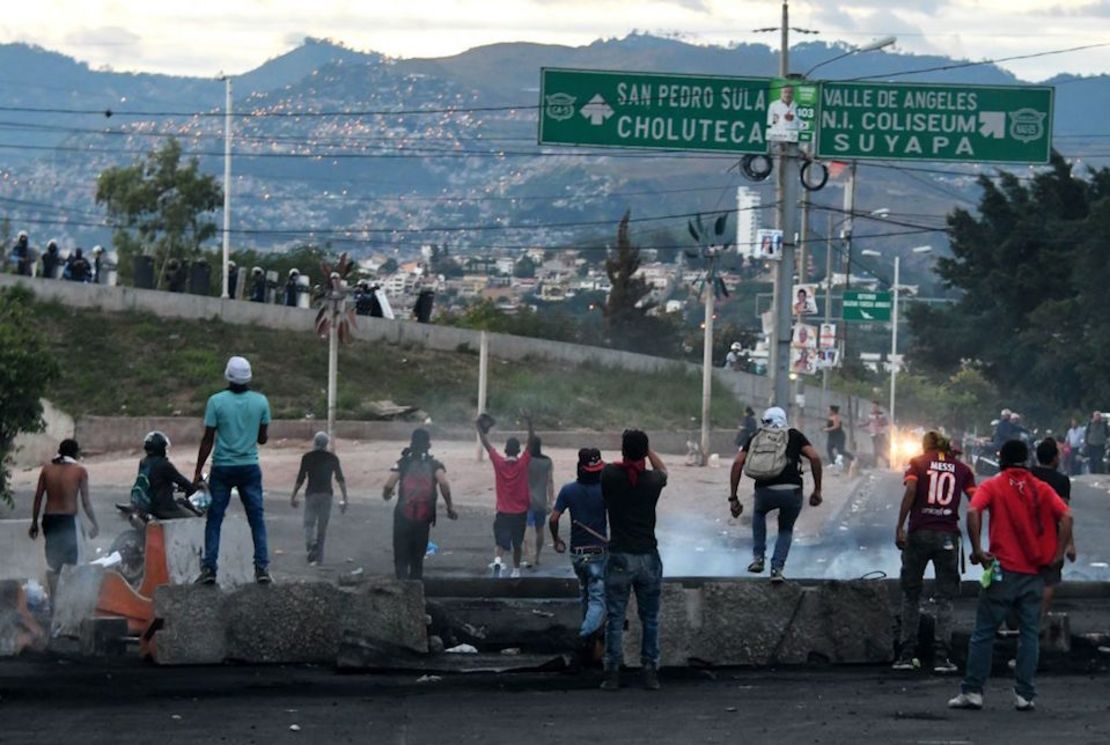 Simpatizantes de Salvador Nasralla chocan con la policía en Honduras.