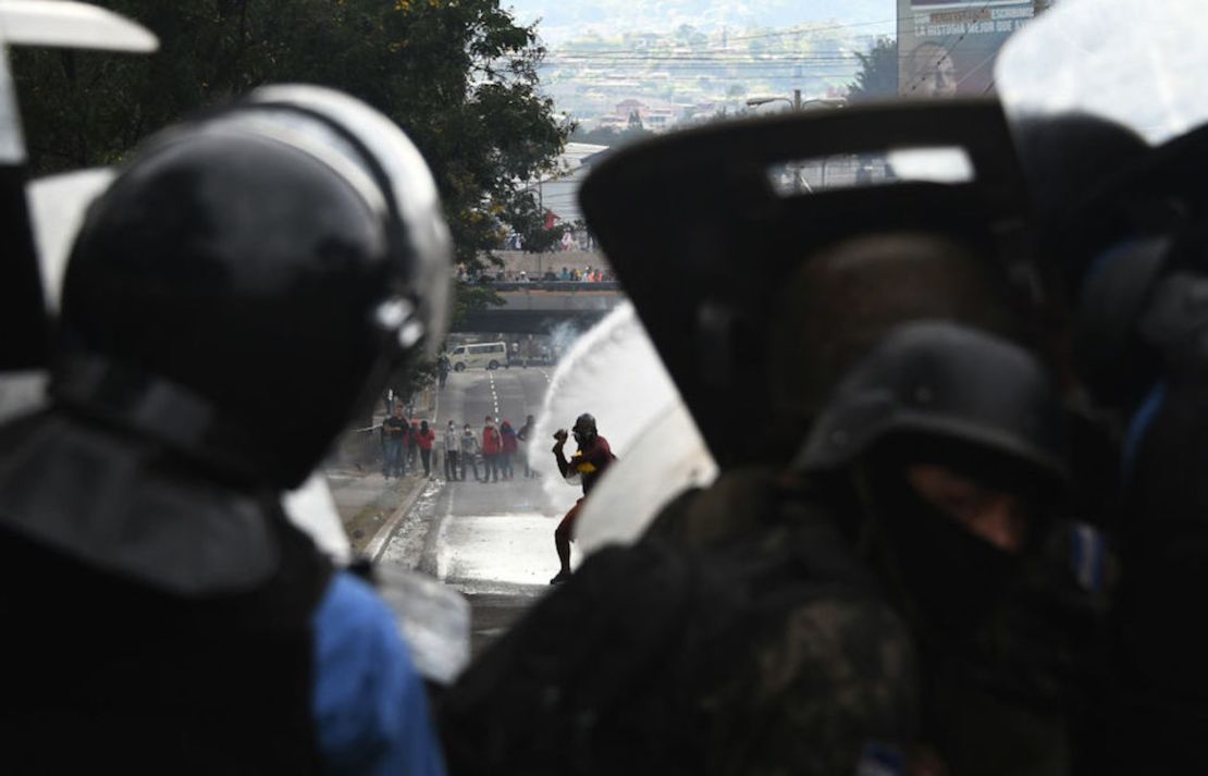 Simpatizantes de Salvador Nasralla chocan con la policía en Honduras.