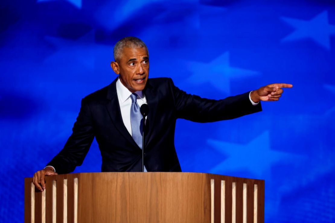 El expresidente de EE. UU., Barack Obama, habla en el escenario durante el segundo día de la Convención Nacional Demócrata en el United Center el 20 de agosto de 2024 en Chicago, Illinois. Delegados, políticos y simpatizantes del Partido Demócrata se están reuniendo en Chicago, mientras la actual vicepresidenta Kamala Harris es nombrada candidata presidencial de su partido. La Convención Nacional Demócrata se lleva a cabo del 19 al 22 de agosto.