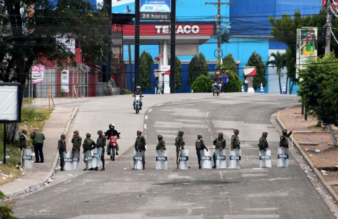 Soldados hondureños vigilan una avenida en Tegucigalpa un día después de que se decretara un toque de queda de 10 días tras protestas poselectorales.