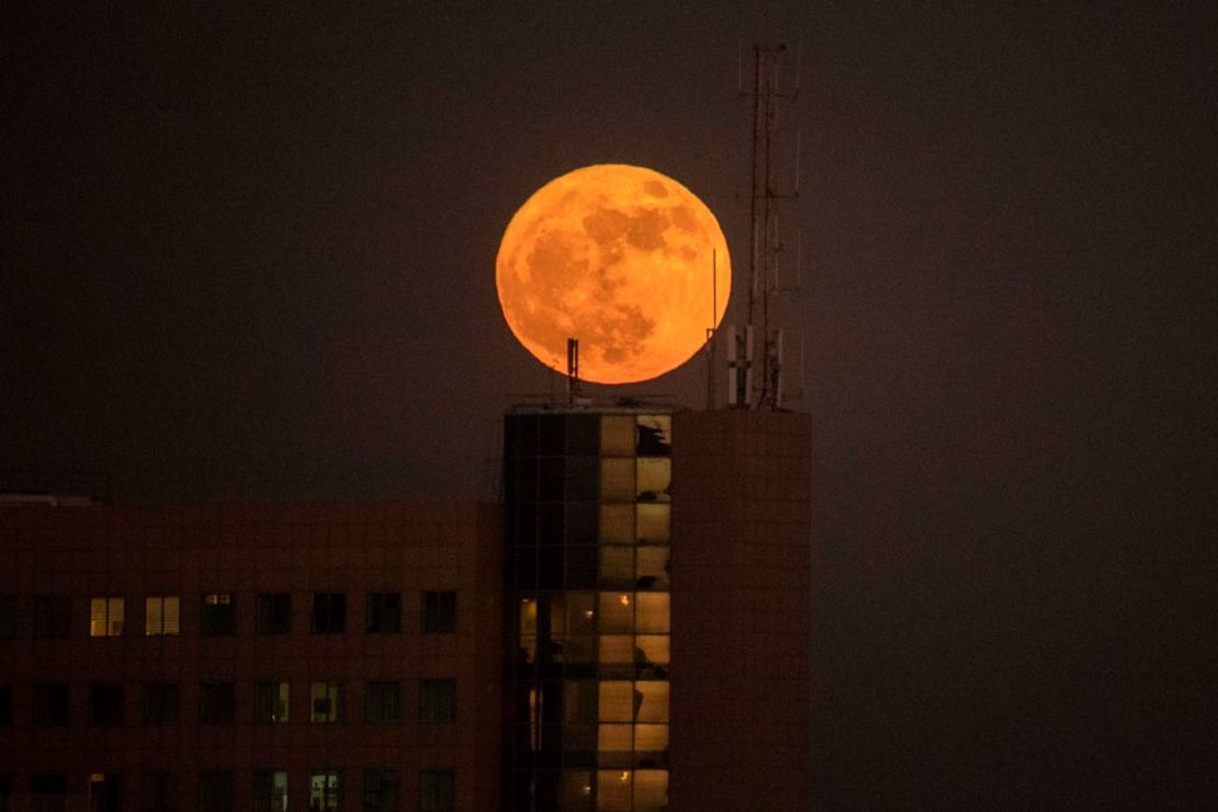 Vista de la superluna sobre un edificio de Netanya, en Israel, el 3 de diciembre del 2017.