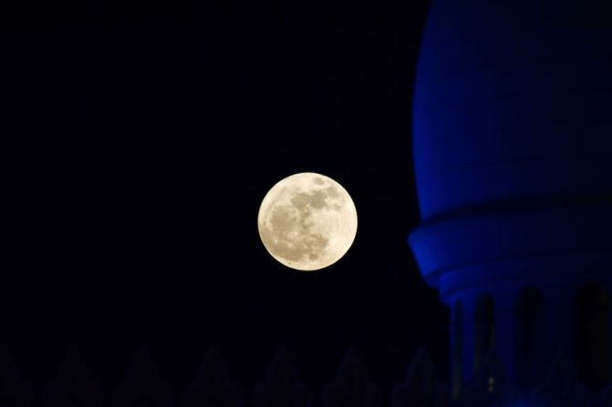 Fotografía de la superluna elevándose por encima de la Gran Mezquita Sheikh Zayed de Abu Dhabi, la capital de Emiratos Árabes Unidos.