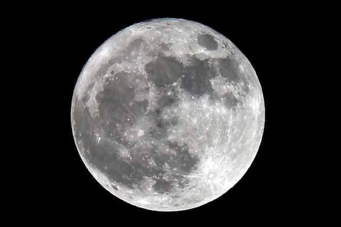 Imagen de la superluna vista desde Trebons-sur-la-Grasse, en el sur de Francia.