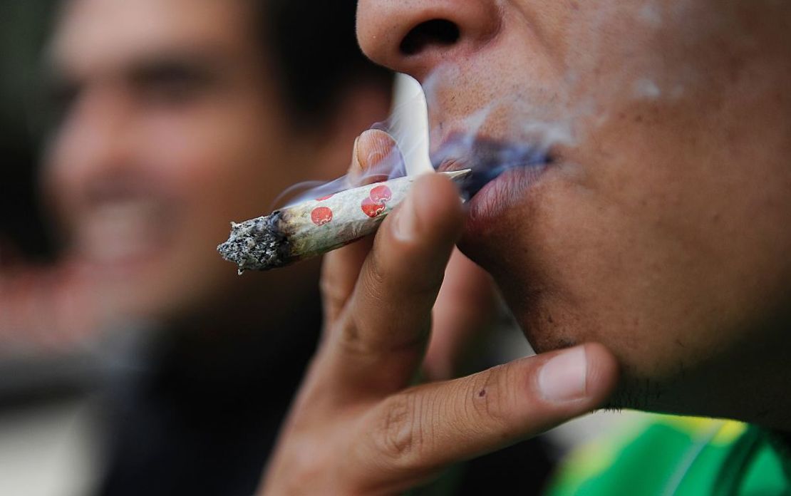 Un hombre fuma marihuana durante una manifestación a favor de la legalización de esta sustancia frente al edificio del Senado en Ciudad de México, el 28 de septiembre de 2016.