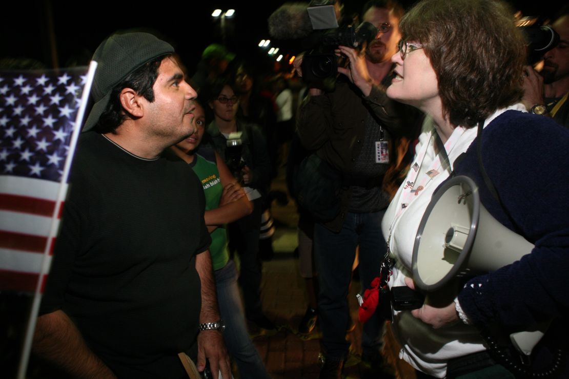 Foto tomada en Farmers Branch, en 2006, en medio de una protesta generado por otra disposición municipal. Aquella vez se aprobó al inglés como idioma oficial y se aprobó la prohibición de hacer negocios con inmigrantes indocumentados.