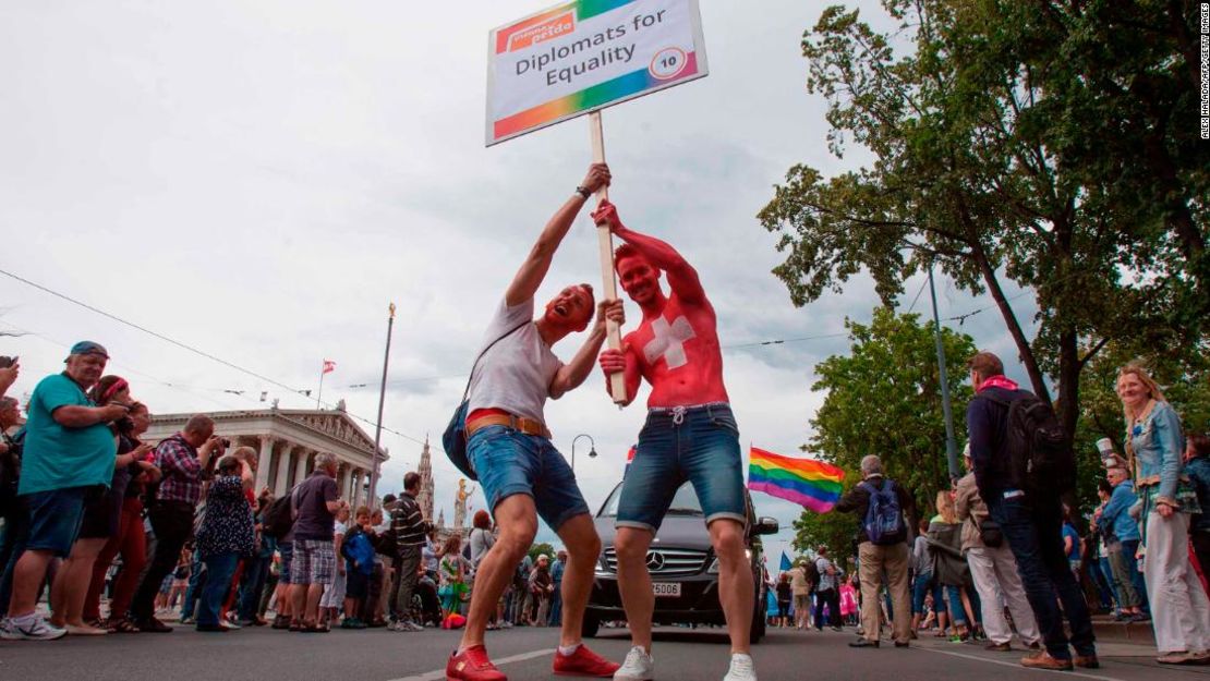 Participantes del ‘Regenbogenparade’ (Rainbow Parade) marchan en Viena, Austria, el 17 de junio de 2017.