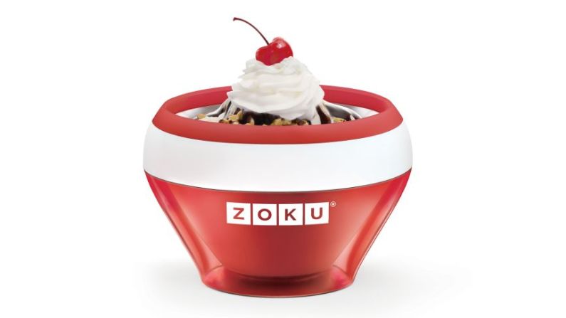 Esta miniheladera Zoku (26 dólares) es una buena opción para cualquier persona que disfruta inventando sus propias mezclas. Lo pones en la refrigeradora toda la noche, luego le agregas la crema, el azúcar y cualquier otra cosa (frutas, nueces, menta, etc.) que elijas. Mientras revuelves, la mezcla se endurece en cuestión de minutos en una sola porción de helado, una dulce recompensa por todo tu trabajo.