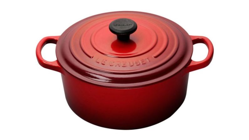 Cualquier cocinero que se jacte de su sazón debería tener algo de Le Creuset, cuyos utensilios de cocina son caros pero virtualmente indestructibles. Este horno holandés (240 dólares), hecho de hierro fundido, es igualmente útil en un horno o en una cocina y es probable que dure toda la vida.