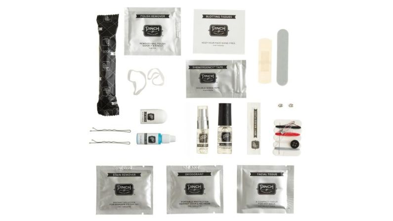 Este pequeño kit de viaje de emergencia de Pinch Provisions (24 dólares) contiene 21 artículos, incluyendo un vendaje, imperdible, laca para el cabello, quitamanchas, espejo, protector labial, kit de costura, esmalte de uñas transparente, lima, tampón, dental hilo dental y más.