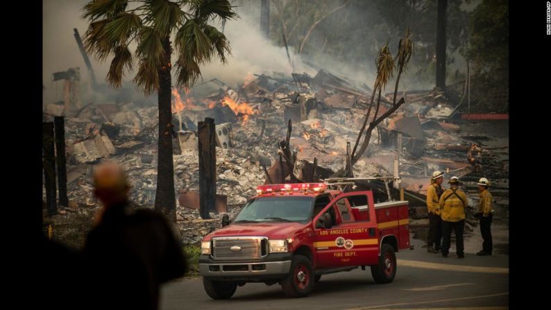 Un complejo de apartamentos en llamas, mientras un incendio forestal se desata en Ventura, California, este martes 5 de diciembre. El fuego empezó al norte de Santa Paula, California, durante la noche de este lunes y se ha extendido hasta los bordes de Ventura, una ciudad con más de 100.000 habitantes ubicada en la costa del Pacífica. Docenas de apartamentos han sido destruidos en el condado de Ventura y miles de personas tuvieron que evacuar sus hogares.