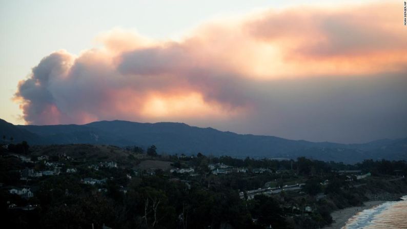 El humo se expande sobre Ventura este 5 de diciembre.