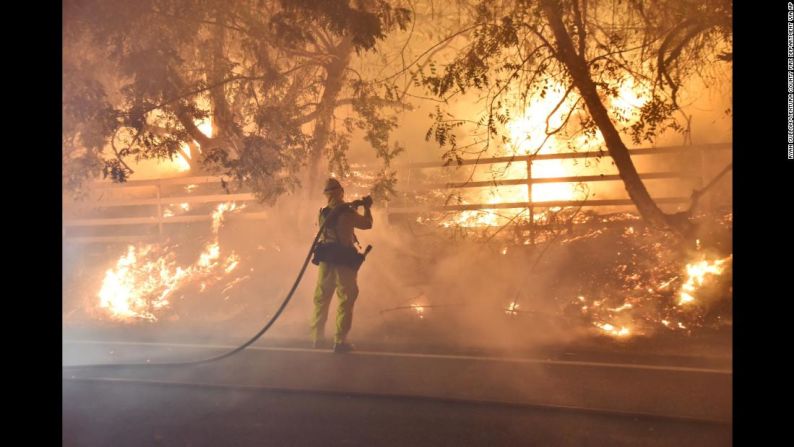 Un bombero intenta apagar un incendio en Santa Paula, durante las primeras horas de este 5 de diciembre.