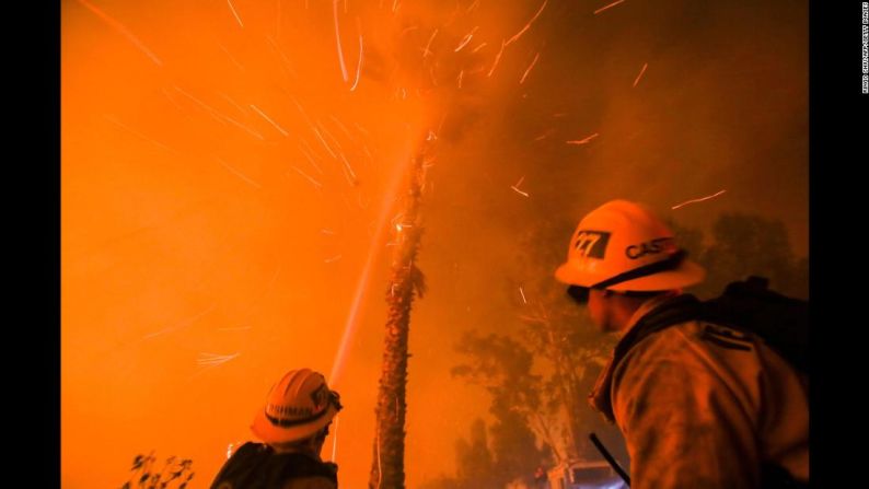 Los bomberos luchan contra el incendio, que está consumiendo las casas cercanas en Santa Paula, el 5 de diciembre.