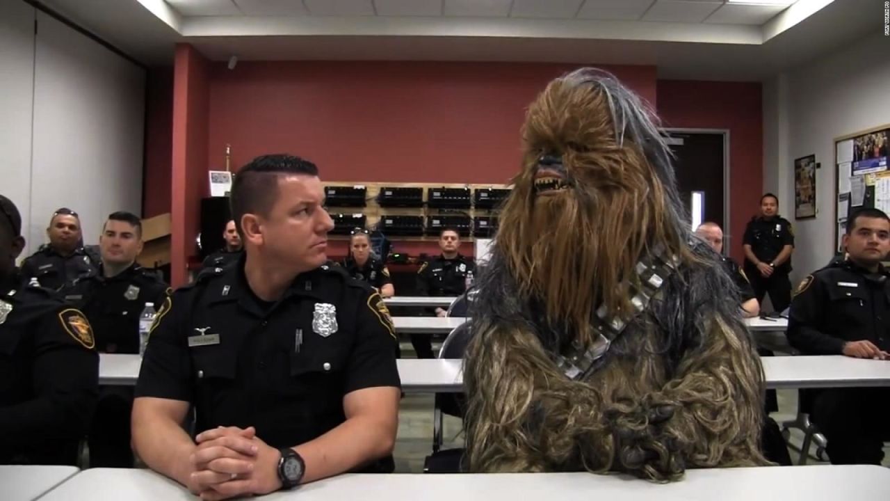 CNNE 474892 - policia y chewbacca