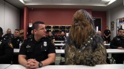 CNNE 474892 - policia y chewbacca