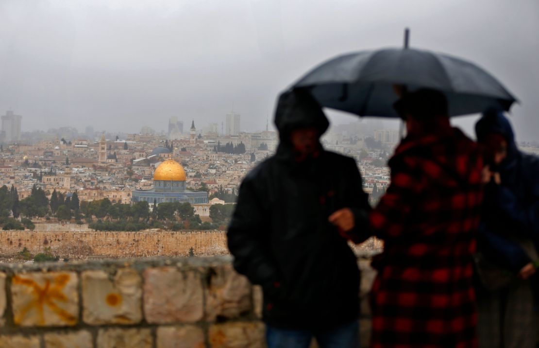 Un grupo de personas observa desde el Monte de los Olivos la Ciudad Vieja de Jerusalén.