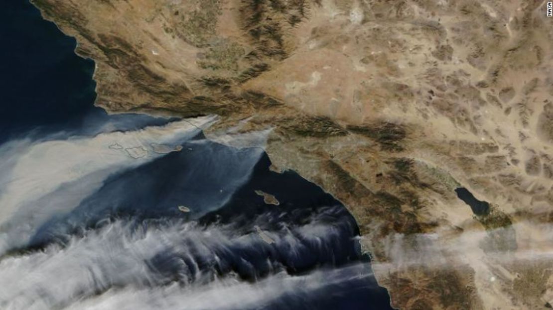 Esta imagen de la NASA muestra desde el espacio el impacto de los incendios en el sur de California.