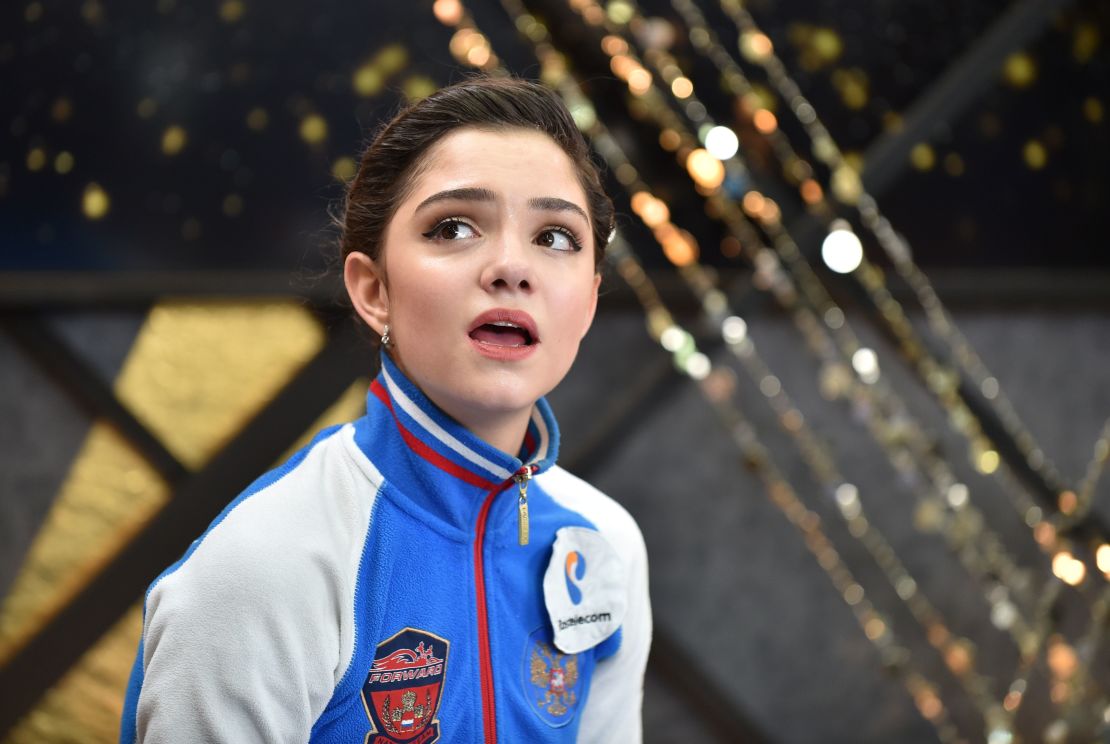 La rusa Eugenia Medvedeva, luego de competir en el torneo de patinaje artístico NHK Trophy, en Osaka (Japón).